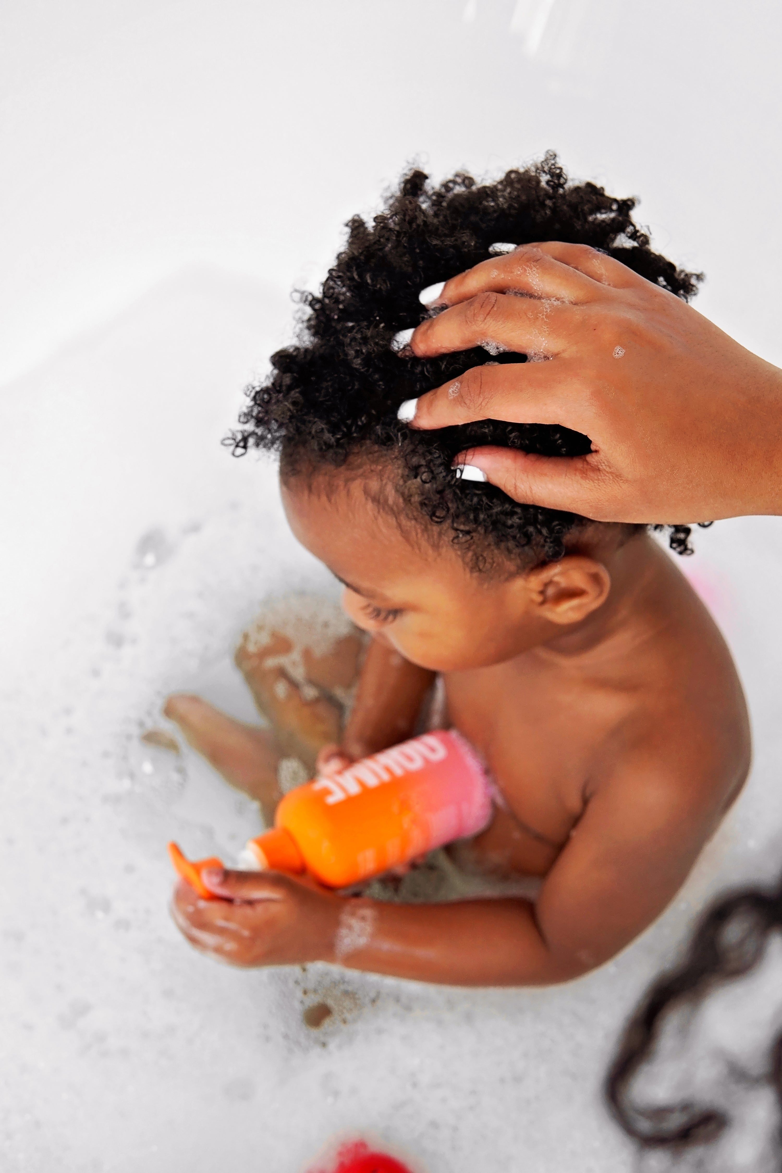 Ooume baby curly hair shampoo in use